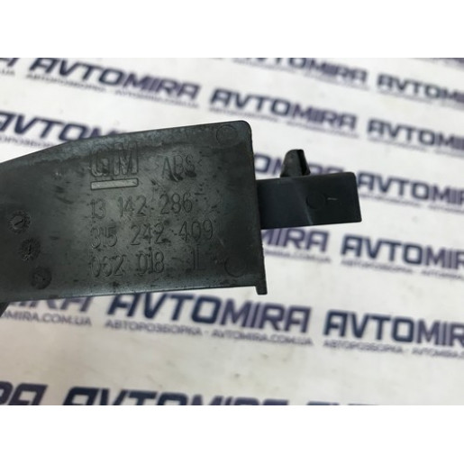 Накладка лівого крила Opel Zafira B 2005-2011 13142286